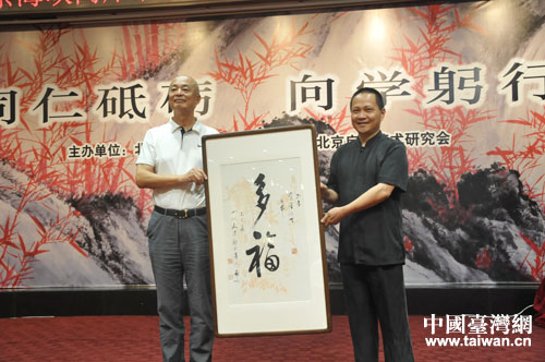 北京海峽兩岸書畫家聯誼會第六屆理事會會長黎晶和第七屆理事會會長葉培貴合影。 北京海峽兩岸書畫家聯誼會第六屆理事會會長黎晶和第七屆理事會會長葉培貴合影。