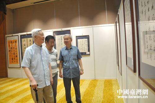 參會藝術家觀看展覽。 參會藝術家觀看展覽。