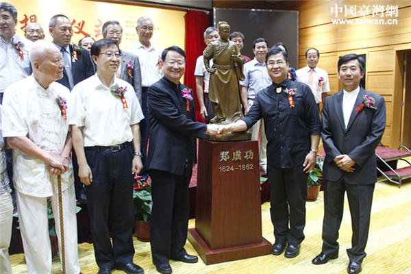 中華全國臺灣同胞聯誼會會長汪毅夫、北京市臺聯黨組書記王蘭棟、雕塑家陳啟村為銅像揭幕 中華全國臺灣同胞聯誼會會長汪毅夫、北京市臺聯黨組書記王蘭棟、雕塑家陳啟村為銅像揭幕