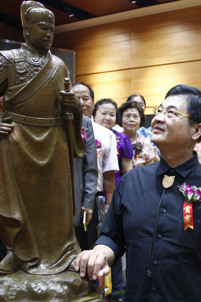 臺灣著名雕塑家陳啟村和其作品鄭成功銅像合影 臺灣著名雕塑家陳啟村和其作品鄭成功銅像合影