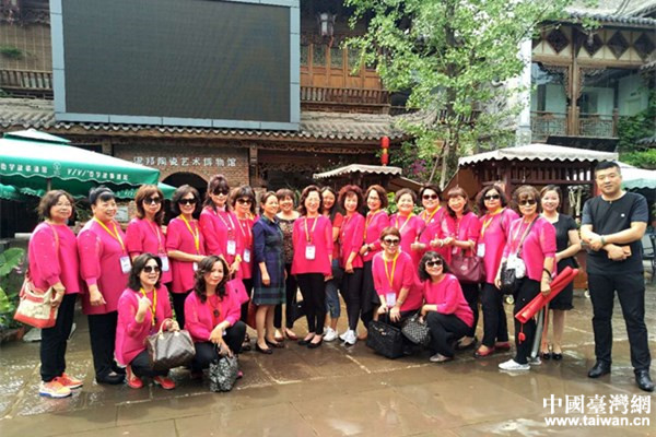 參訪團一行合影留念 參訪團一行合影留念