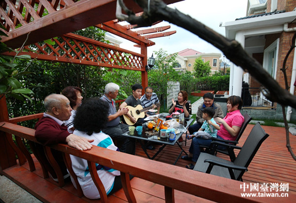 邱素蕙的表弟用吉他彈奏《大海》 邱素蕙的表弟用吉他彈奏《大海》