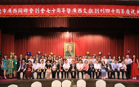 �Ļ�ͬ���}���ɰ�һ���H�����V���R���Ѕ��L�F���_�_չ�Ļ�����