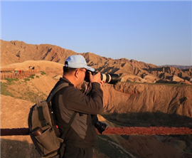 ���R�^�ɰ�֮һ��һ·�����C���zӰ�����M(j��n)��Ҵ��ϼ