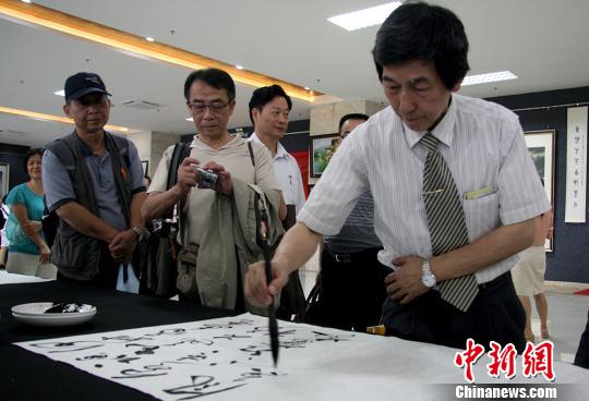 來自香港的書法家在交流展上創作 來自香港的書法家在交流展上創作