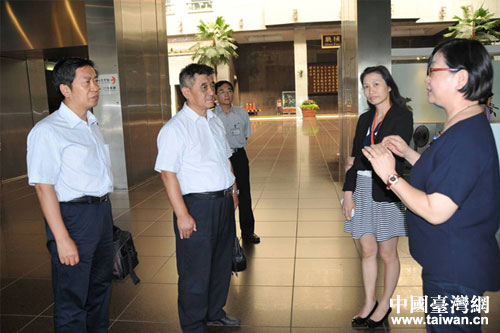 交流團參觀臺北市政府為民服務大廳,聽取有關負責人情況介紹,切身感受到其公開、高效、便民的服務方式