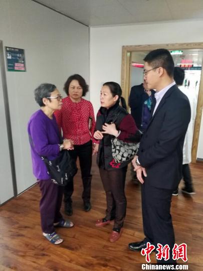 南寧市臺辦、市臺協領導看望慰問患病臺胞親屬。 莊昌文 攝