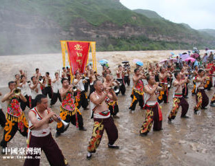 40��λ��(d��ng)?sh��)صĝh�����ٲ�ǰ����������Ć��