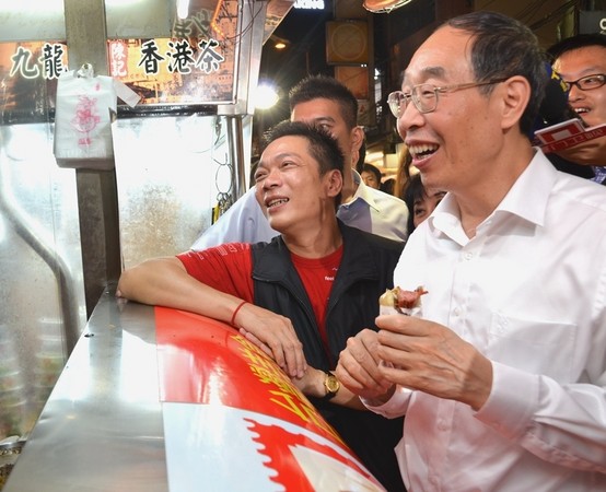 尤權(quán)逛臺(tái)中逢甲夜市,品嘗臺(tái)灣小吃