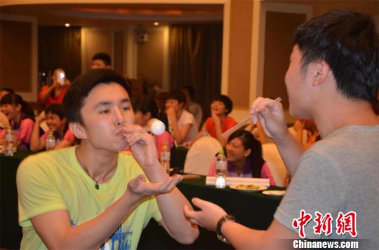 海峽兩岸青少年乒乓球聯誼晚會 學生樂在其中 海峽兩岸青少年乒乓球聯誼晚會 學生樂在其中