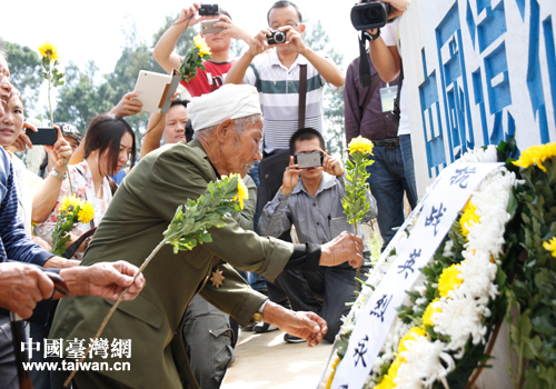 一朵朵菊花寄托著老兵和社會各界對抗戰(zhàn)英烈的哀思