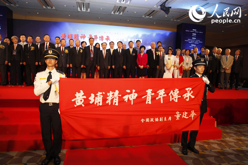 全國政協副主席董建華為第五屆中山黃埔兩岸情論壇題詞“黃埔精神 青年傳承”。(人民網記者 袁悅攝影) 全國政協副主席董建華為第五屆中山黃埔兩岸情論壇題詞“黃埔精神 青年傳承”。(人民網記者 袁悅攝影)