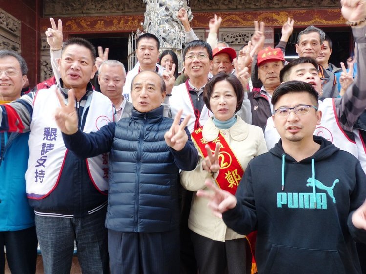 王金平掃街出發前先與鄭汝芬到溪湖鎮龍水宮參拜,祈求選戰順利。(圖/《聯合報》)