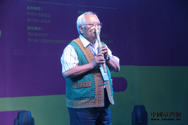 兩岸文化界人士在閉幕式上表演了精彩的節目,圖為臺灣東華大學民族學院院長童春發表演的鼻笛獨奏