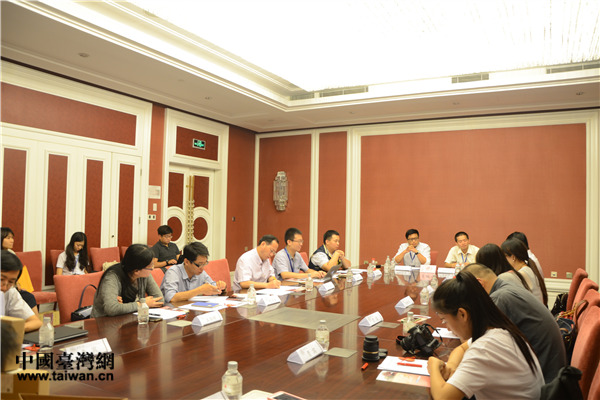 �ɰ��W�߹���һ��̽ӑ�����Ļ��wϵ���O