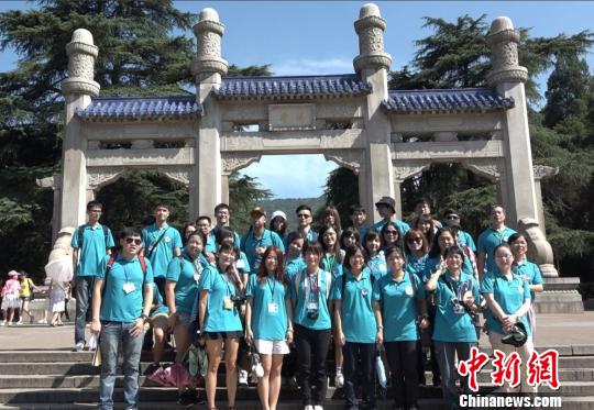 近50名兩岸大學生在孫中山先生題詞的“博愛”牌前留影。 葛勇 攝