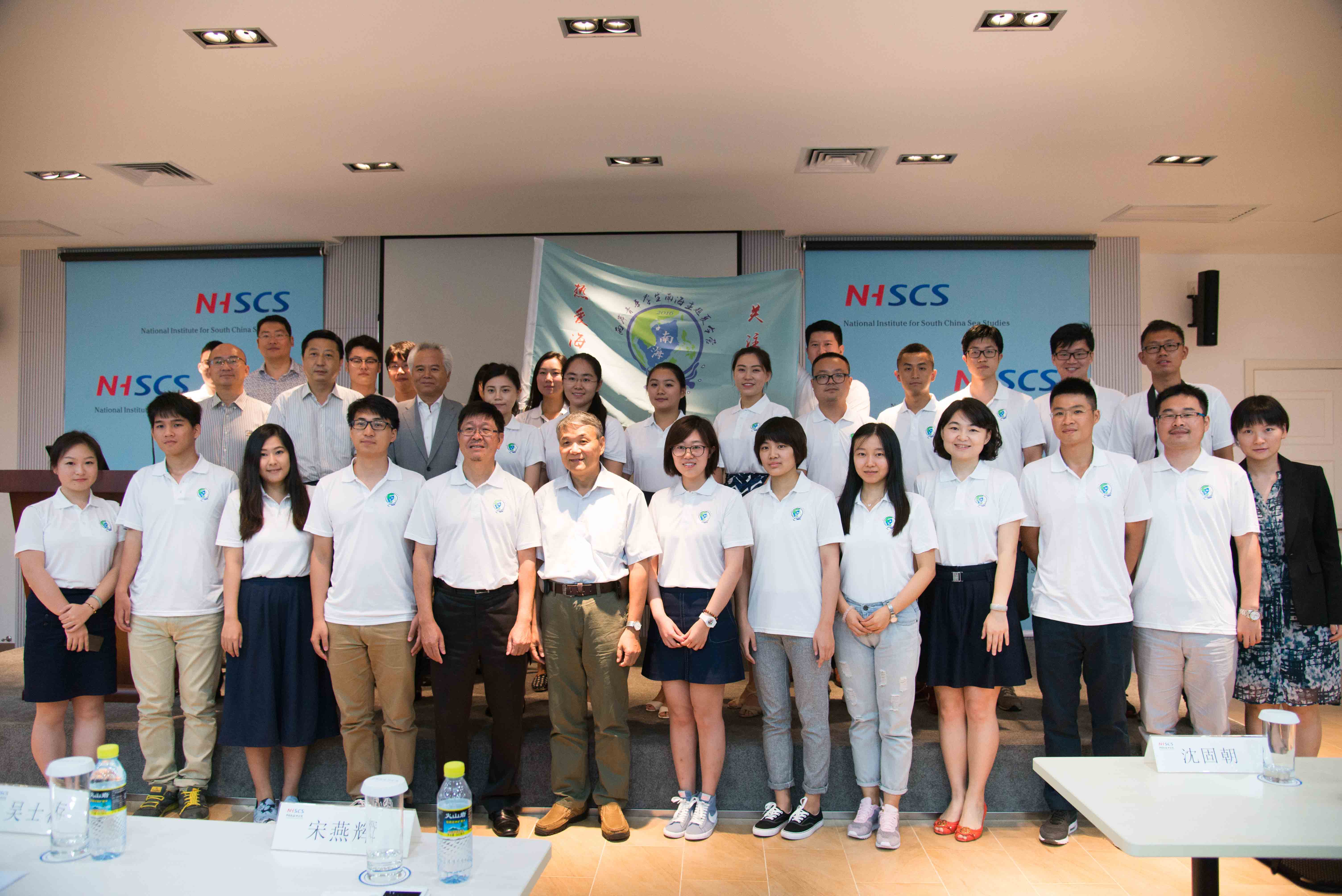 參加開營儀式的嘉賓與全體營員合影(洪堅鵬 攝) 參加開營儀式的嘉賓與全體營員合影(洪堅鵬 攝)