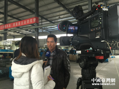 侯福財接受記者采訪,介紹自己企業的發展狀況 侯福財接受記者采訪,介紹自己企業的發展狀況