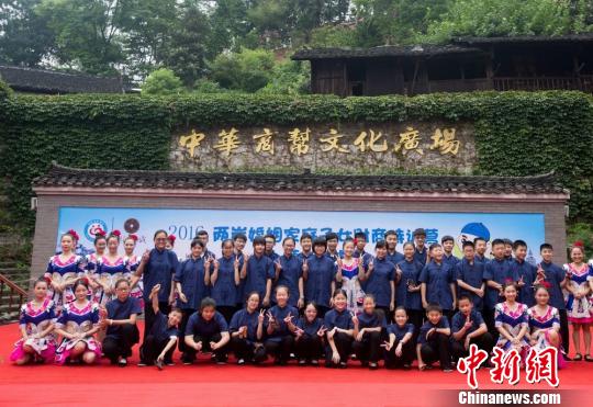 兩岸婚姻家庭子女合影。 唐小晴 攝