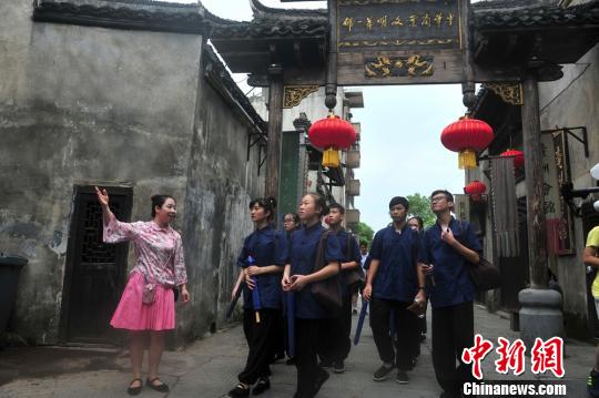 兩岸婚姻家庭子女參觀洪江古商城。 唐小晴 攝