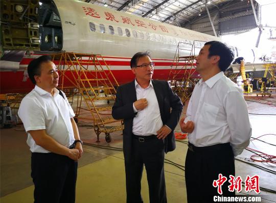 張家界市代表團參觀臺灣遠東航空公司,協(xié)商開通直航事宜。 王建軍 攝
