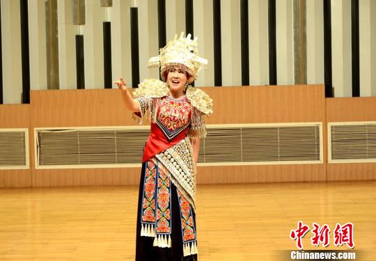 ��Ů�ݳ��O�ߺ�����ɫ�����gɽ�衣����׿�� �z