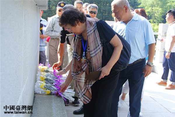 黃埔后代參觀抗戰(zhàn)英雄楊靖宇墓碑,敬獻(xiàn)花束,緬懷先烈