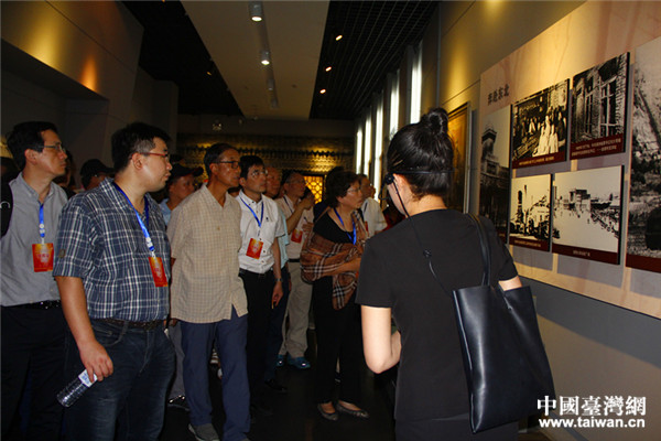 黃埔后代參觀楊靖宇將軍紀(jì)念館,聽講解員講述英雄楊靖宇的偉績(jī)