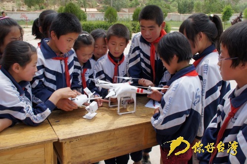 新奇的空中拍攝機吸引同學們圍觀 新奇的空中拍攝機吸引同學們圍觀