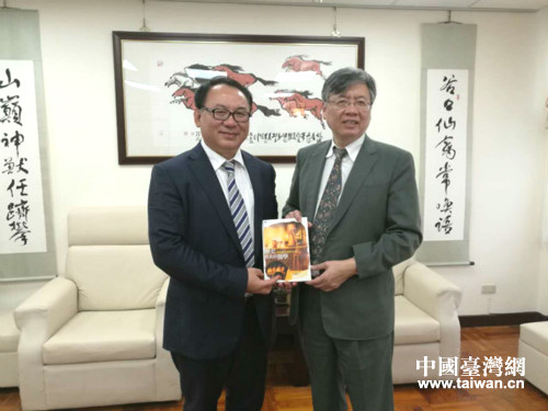 都本偉教授接受臺灣輔仁大學江漢聲校長贈書 都本偉教授接受臺灣輔仁大學江漢聲校長贈書