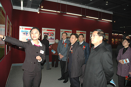 ��һ���Ї� ��ƽ�lչ�����ɰ��Pϵ�c���_�����������DƬչ�[�_Ļʽ�ڝ����e��