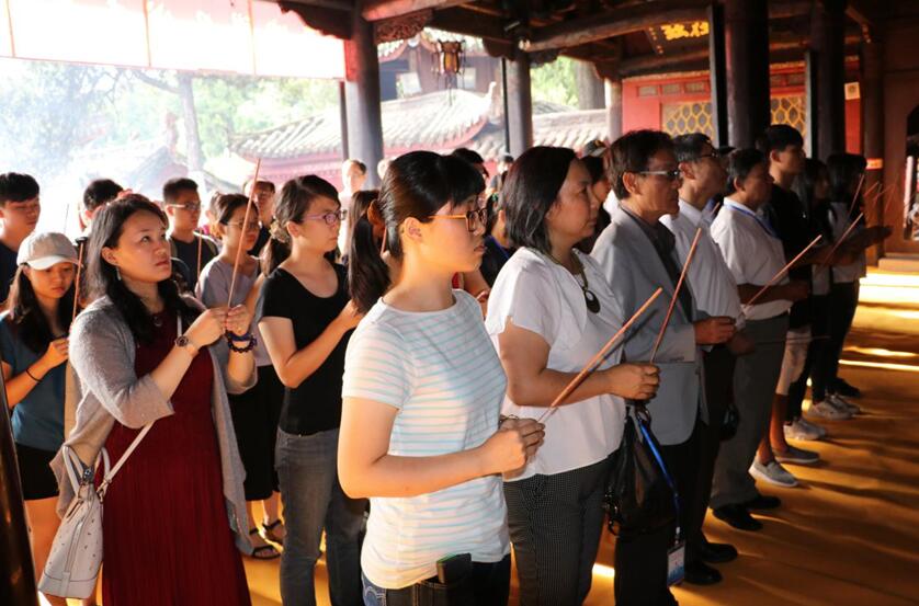 臺灣高校師生代表參訪團(tuán)的師生們通過最傳統(tǒng)的禮儀拜謁文昌帝君 臺灣高校師生代表參訪團(tuán)的師生們通過最傳統(tǒng)的禮儀拜謁文昌帝君