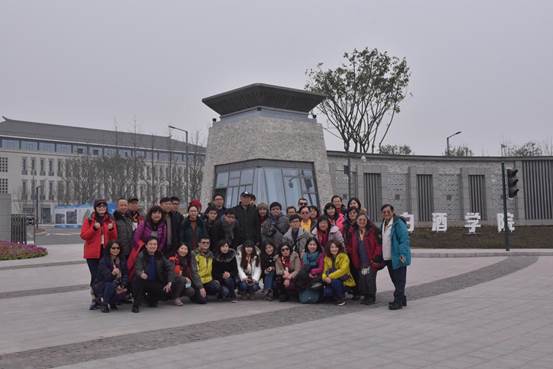 宜賓白酒學(xué)院前合影 宜賓白酒學(xué)院前合影