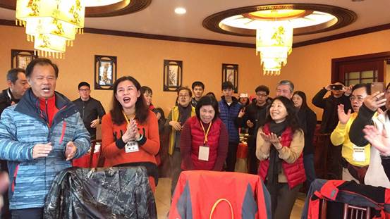 共唱《我們是一家人》 共唱《我們是一家人》