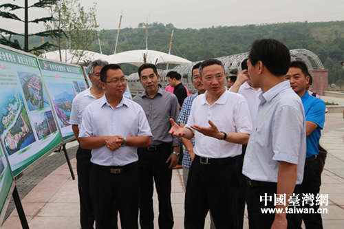 四川省臺(tái)辦主任周敏謙(右二)聽取百年好合愛情谷負(fù)責(zé)人(左一)工作匯報(bào)。 四川省臺(tái)辦主任周敏謙(右二)聽取百年好合愛情谷負(fù)責(zé)人(左一)工作匯報(bào)。