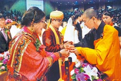 星云法師為百對新人證婚:贊美像強力膠黏住彼此