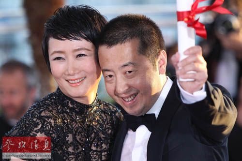 資料圖片:2013年5月26日,在第66屆戛納國際電影節上,中國導演賈樟柯(右)和妻子趙濤獲獎后出席拍照式。第66屆法國戛納國際電影節26日在法國南部海濱小城戛納落下帷幕,中國導演賈樟柯憑借《天注定》一片獲得最佳劇本獎。新華社記者高靜攝