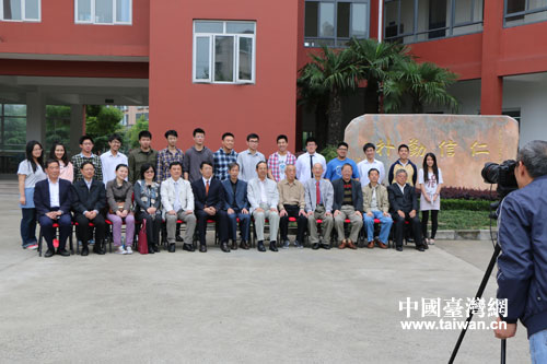 臺灣藉學生(后排)參加培訓班結業儀式并與老師們合影留念 臺灣藉學生(后排)參加培訓班結業儀式并與老師們合影留念