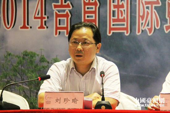 湘西州委常委、吉首市委書記劉珍瑜在發布會上答記者問。