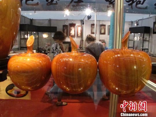 臺灣檜木“小蘋果”首次亮相第九屆龍江文博會 臺灣檜木“小蘋果”首次亮相第九屆龍江文博會