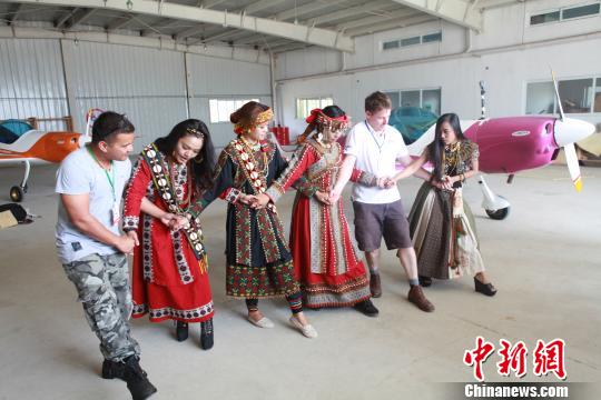 阿里山原住民樂團走進沈陽法庫國際飛行大會互動 阿里山原住民樂團走進沈陽法庫國際飛行大會互動