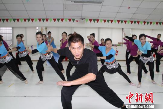 福建民族民間舞蹈交流團(tuán)走進(jìn)臺中校園