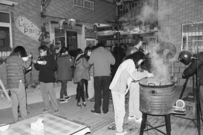 一口鍋“聚”起兩岸驢友:吃的是菜暖的是心