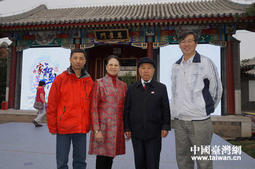 市臺聯副會長出席頒獎典禮并和“2015首都最美家庭代表陳炳楠、張秋鳳合影