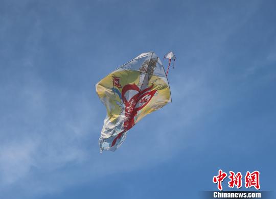 圖為,觀音大士爺巨型風箏,圖案上有一“中”字,象征兩岸和合一家人。 石龍洪 攝