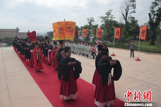 福建晉江舉行祭孔大典 臺灣派代表擔(dān)任“亞獻(xiàn)官” 福建晉江舉行祭孔大典 臺灣派代表擔(dān)任“亞獻(xiàn)官”