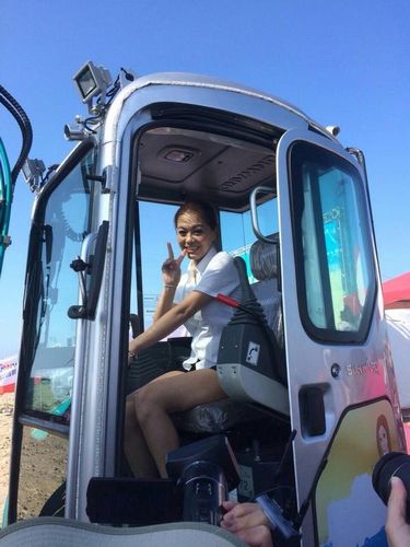 臺灣女商人開挖土機環(huán)島凈灘目標(biāo)清除百噸垃圾