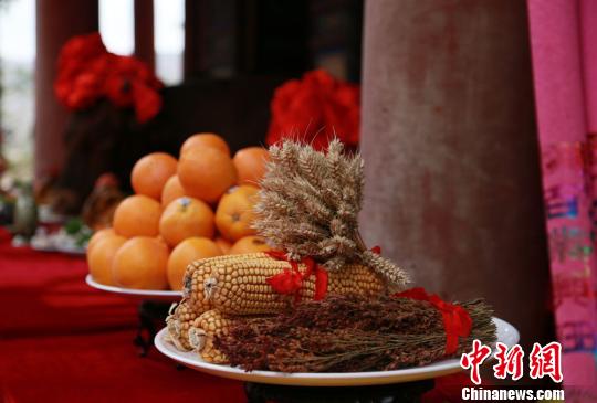 6月21日,甘肅天水卦臺山上旗幡招展,古樂悠悠,2016(丙申)年卦臺山民間祭祀伏羲典禮當日舉行。圖為祭祀物品。 丁思 攝