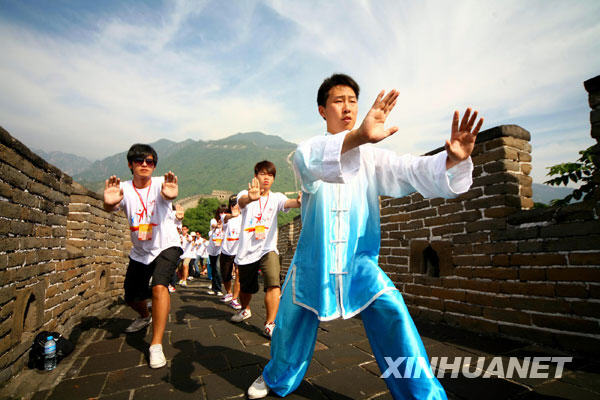 7月15日,參加“兩岸青年舞太極聚長城”活動的學生在長城上學練太極。