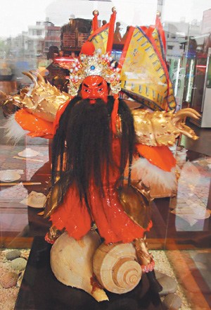 臺灣一廚師用蝦蟹貝殼做人偶(圖)